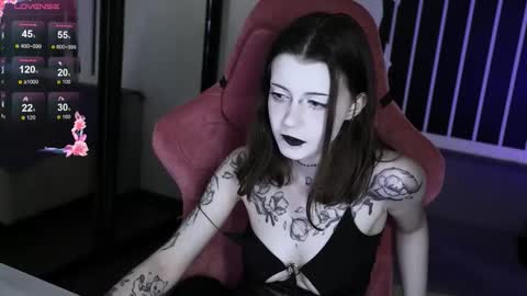 Snapshot of prettybones chatting on October 13, 8:53 pm Violet online show from October 13, 8:53 pm