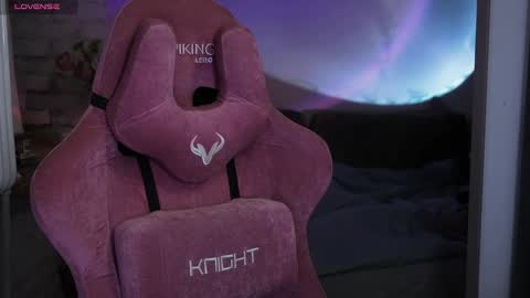 Snapshot of prettybones chatting on December 15, 1:43 am Violet online show from December 15, 1:43 am