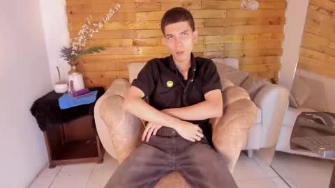 Snapshot of prettyboyy_13 chatting on November 21, 8:07 pm Camilo online show from November 21, 8:07 pm