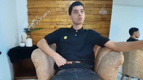 Snapshot of prettyboyy_13 chatting on November 22, 7:46 pm Camilo online show from November 22, 7:46 pm