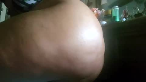 Snapshot of prettylips3 chatting on February 6, 1:54 pm Mona Red online show from February 6, 1:54 pm