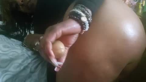 Snapshot of prettylips3 chatting on March 12, 12:36 pm Mona Red online show from March 12, 12:36 pm