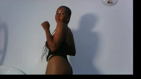 Snapshot of prettylove5 chatting on October 9, 2:20 am evelyn online show from October 9, 2:20 am