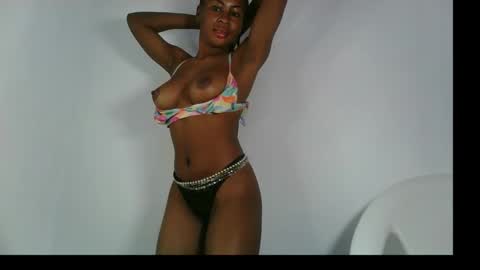 Snapshot of prettylove5 chatting on October 17, 8:28 am evelyn online show from October 17, 8:28 am