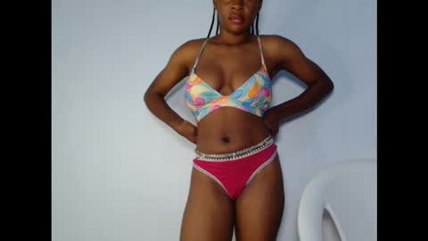 Snapshot of prettylove5 chatting on October 18, 9:43 am evelyn online show from October 18, 9:43 am