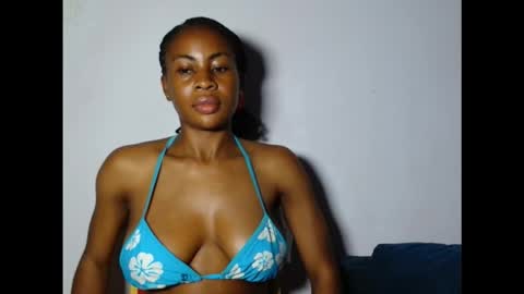 Snapshot of prettylove5 chatting on December 13, 7:53 pm evelyn online show from December 13, 7:53 pm