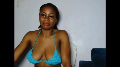 Snapshot of prettylove5 chatting on December 22, 7:27 am evelyn online show from December 22, 7:27 am