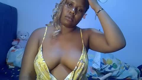 prettymel_ online show from February 9, 8:13 pm