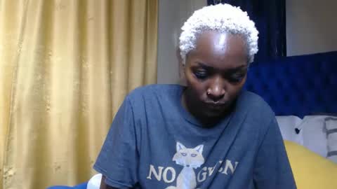 Snapshot of prettyquee chatting on April 13, 9:37 am sasha online show from April 13, 9:37 am
