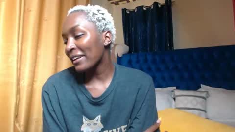 Snapshot of prettyquee chatting on May 6, 10:42 am sasha online show from May 6, 10:42 am