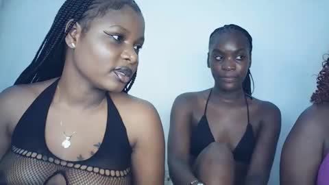 prettyyvee online show from February 17, 8:26 pm