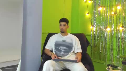 Snapshot of prince_arthur77 chatting on March 29, 4:12 am prince_arthur77 online show from March 29, 4:12 am