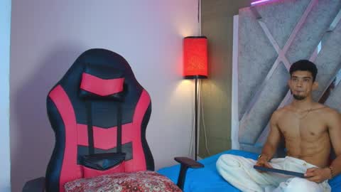 Snapshot of prince_arthur77 chatting on April 19, 6:10 pm prince_arthur77 online show from April 19, 6:10 pm