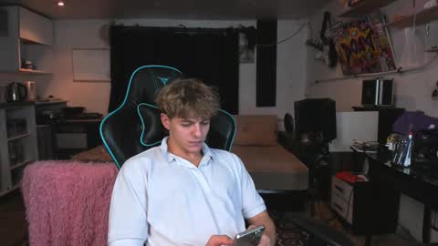 Snapshot of prince_nik chatting on December 2, 12:43 pm prince online show from December 2, 12:43 pm