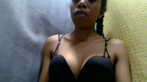 Snapshot of prisca880319 chatting on May 1, 2:38 am prisca880319 online show from May 1, 2:38 am