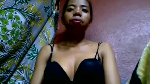Snapshot of prisca880319 chatting on June 15, 1:02 pm prisca880319 online show from June 15, 1:02 pm