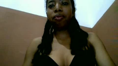 Snapshot of prisca880319 chatting on July 6, 4:31 am prisca880319 online show from July 6, 4:31 am