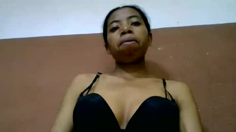 Snapshot of prisca880319 chatting on August 3, 3:27 am prisca880319 online show from August 3, 3:27 am