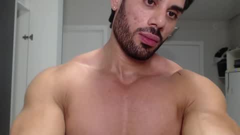 Snapshot of promuscles4u chatting on January 2, 1:17 am promuscles4u online show from January 2, 1:17 am