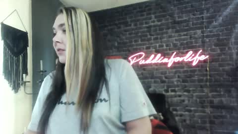 Snapshot of puddinforlife chatting on March 23, 1:37 pm Krystle online show from March 23, 1:37 pm