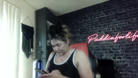 Snapshot of puddinforlife chatting on March 27, 1:33 pm Krystle online show from March 27, 1:33 pm