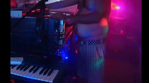 punkrunr083 online show from June 3, 8:39 am