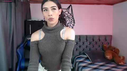 Snapshot of pupi_wolf chatting on June 15, 4:53 pm Cris online show from June 15, 4:53 pm