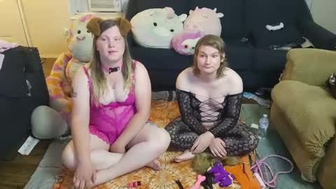Snapshot of puppygirllovestobeg chatting on July 15, 5:23 am puppygirllovestobeg online show from July 15, 5:23 am