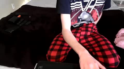 pussylover2182 online show from December 10, 9:33 pm