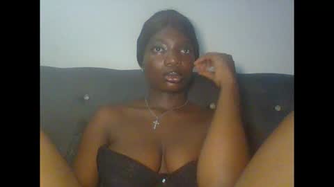 Snapshot of pweedy_ora chatting on February 20, 10:32 pm ora online show from February 20, 10:32 pm