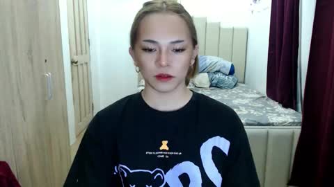 Snapshot of queen_heart0 chatting on March 15, 3:56 am shawny online show from March 15, 3:56 am