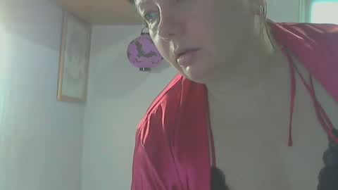 Snapshot of queen_jane8 chatting on April 3, 9:29 am queen_jane8 online show from April 3, 9:29 am