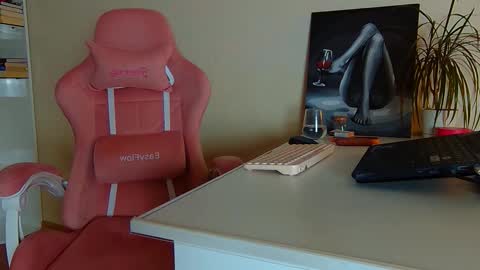 Snapshot of queen_jules chatting on February 3, 6:40 am Jules. This is my new account online show from February 3, 6:40 am