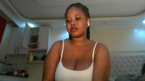 Snapshot of queen_kikih chatting on June 17, 2:36 am Queen kikih online show from June 17, 2:36 am