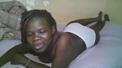 Snapshot of queen_latasha chatting on March 18, 5:32 am queen_latasha online show from March 18, 5:32 am