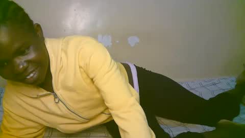Snapshot of queen_latasha chatting on April 27, 7:01 pm queen_latasha online show from April 27, 7:01 pm