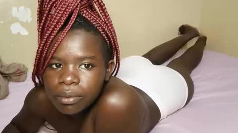 Snapshot of queen_latasha chatting on June 6, 4:50 am queen_latasha online show from June 6, 4:50 am