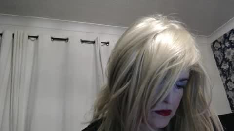 Snapshot of queen_of_the_deck chatting on June 3, 2:25 am Topaz blue dreamo989n999 online show from June 3, 2:25 am