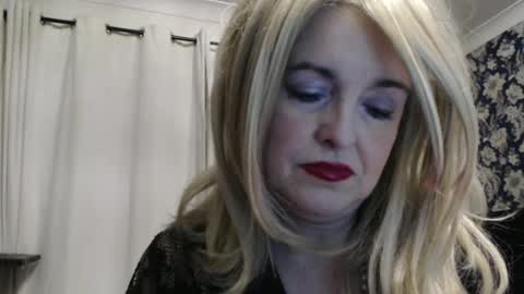 Snapshot of queen_of_the_deck chatting on June 17, 12:24 am Topaz blue dreamo989n999 online show from June 17, 12:24 am