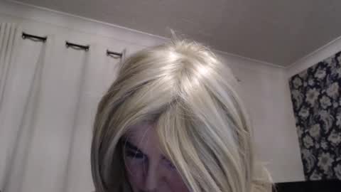 Snapshot of queen_of_the_deck chatting on July 24, 2:20 am Topaz blue dreamo989n999 online show from July 24, 2:20 am