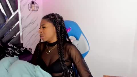 Snapshot of queen_perla_ chatting on October 24, 7:10 pm online show from October 24, 7:10 pm