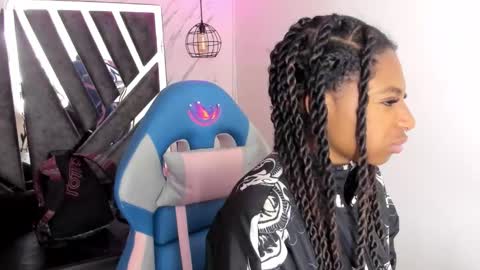 Snapshot of queen_perla_ chatting on October 26, 12:00 pm online show from October 26, 12:00 pm