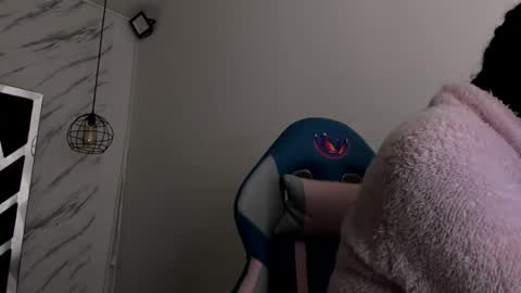 Snapshot of queen_perla_ chatting on November 1, 11:45 am online show from November 1, 11:45 am