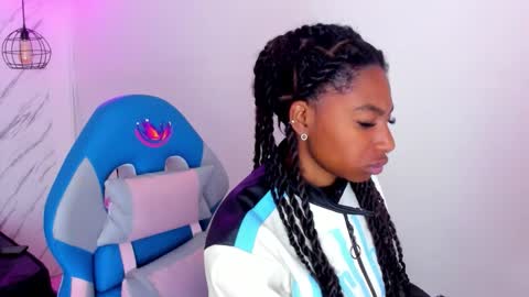 Snapshot of queen_perla_ chatting on November 3, 11:33 am online show from November 3, 11:33 am