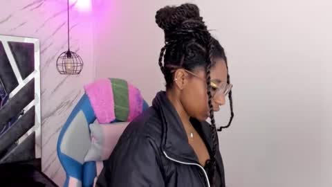 Snapshot of queen_perla_ chatting on November 9, 11:52 am online show from November 9, 11:52 am