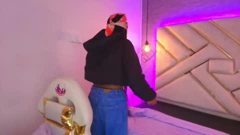 Snapshot of queen_perla_ chatting on November 17, 11:27 am online show from November 17, 11:27 am