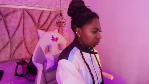 Snapshot of queen_perla_ chatting on November 21, 12:04 pm online show from November 21, 12:04 pm