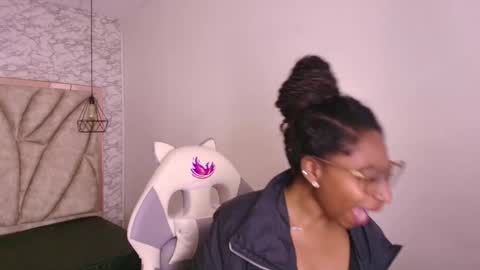 Snapshot of queen_perla_ chatting on November 29, 11:57 am online show from November 29, 11:57 am