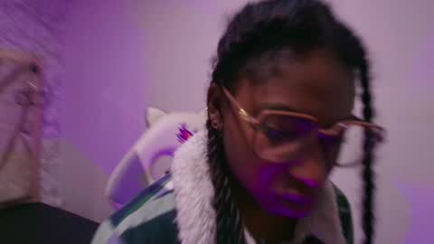 Snapshot of queen_perla_ chatting on December 3, 11:19 am online show from December 3, 11:19 am