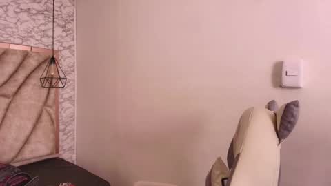 Snapshot of queen_perla_ chatting on December 5, 11:08 am online show from December 5, 11:08 am